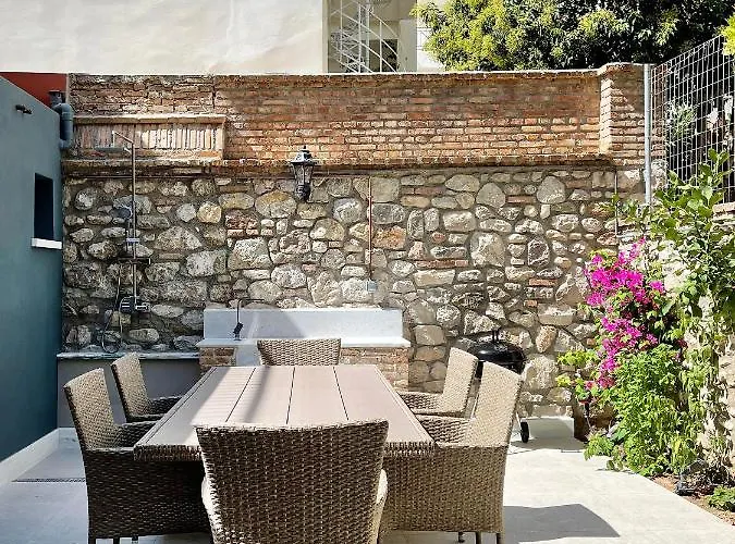 Blue Domino Luxury Villa *